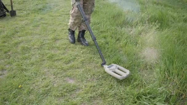 Military Sapper Metal Detector Field Ukrainian Explosive Ordnance Disposal Officer — Stok video