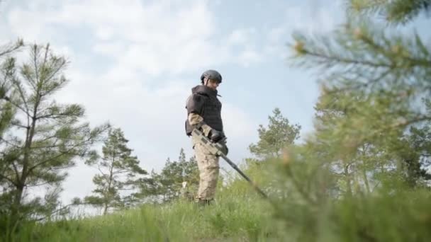 Man Mencoba Untuk Mendeteksi Tambang Dalam Proses Demining Rumput Dekat — Stok Video