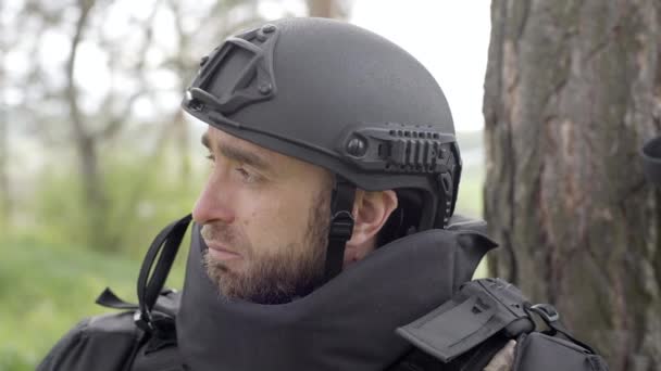 Minenräumung Soldat Mit Minensuchgerät Und Rucksack Sitzt Nach Schwerer Minenräumung — Stockvideo