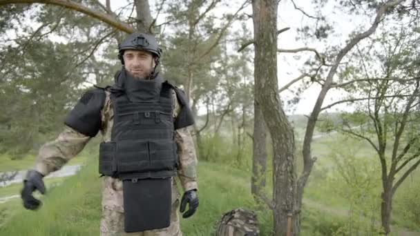 Soldado Ucraniano Mostra Força Mão Vestido Camuflagem Capacete Olhando Para — Vídeo de Stock
