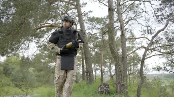 Entminung Sapper Trägt Wald Vorsichtig Einen Panzerabwehrsprengkopf Der Hand Und — Stockvideo