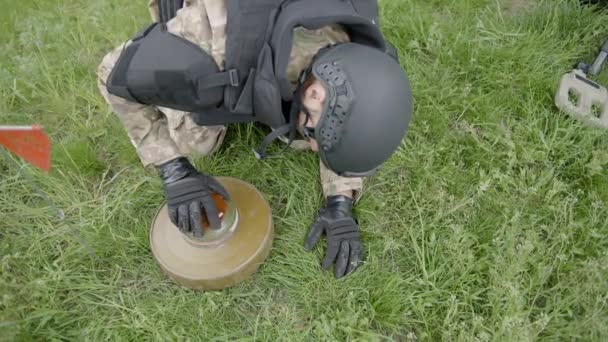 Sapeur Militaire Déminant Une Mine Antichar Dans Champ Près Forêt — Video