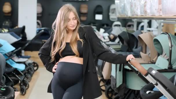Schwangere Entscheidet Sich Für Kinderwagen Geschäft Und Bereitet Sich Darauf — Stockvideo