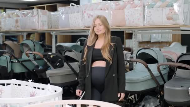 Gravid Kvinna Välja Baby Barnvagn Butik Förbereda Sig För Att — Stockvideo