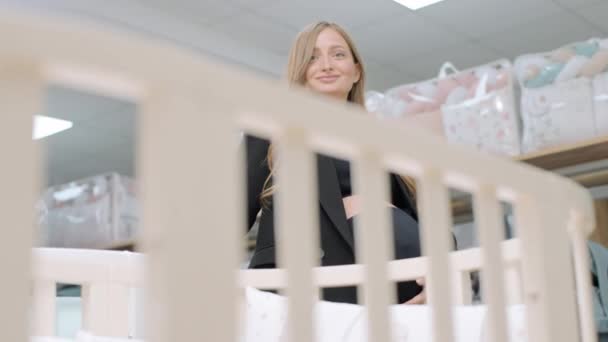 Gravid Kvinde Vælger Baby Baby Seng Butikken – Stock-video