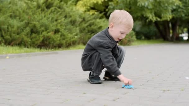 Anak Yang Bahagia Bermain Dengan Mobil Mainan Taman Tertawa Anak — Stok Video