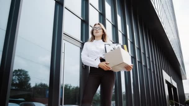 Mulher Negócios Óculos Andando Livre Após Desemprego Empresa Atraente Trabalhador — Vídeo de Stock