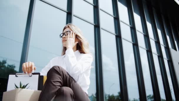 优雅的职业女性 戴着眼镜在办公室外 快乐的女企业家在城市街道玻璃背景下 — 图库视频影像