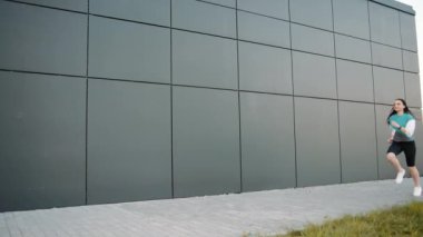 Genç kadınlar açık hava koşusuyla egzersiz yapıyorlar. Sağlıklı koşu ve açık hava egzersizlerini hesaba katın