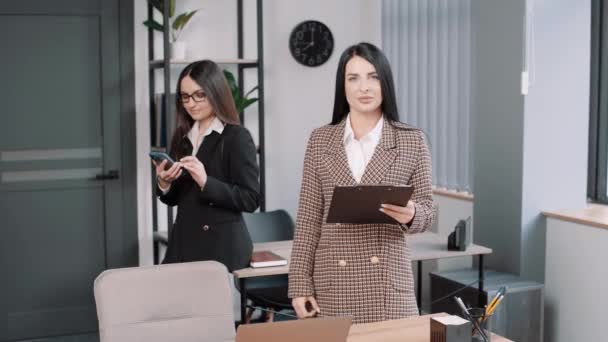 Dua Wanita Bisnis Muda Yang Ramah Dan Beragam Berdiri Kantor — Stok Video