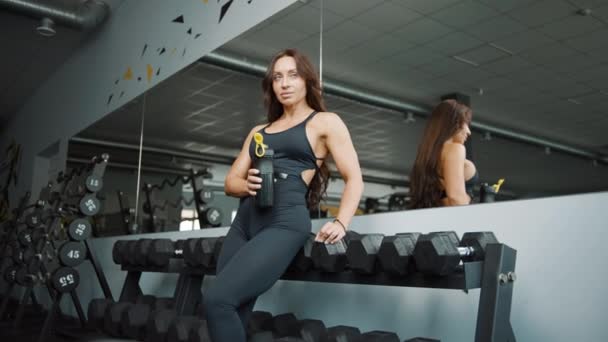 Sportlerin Mit Wasserflasche Sportliche Frauen Ruhen Sich Beim Fitnesstraining Sportverein — Stockvideo