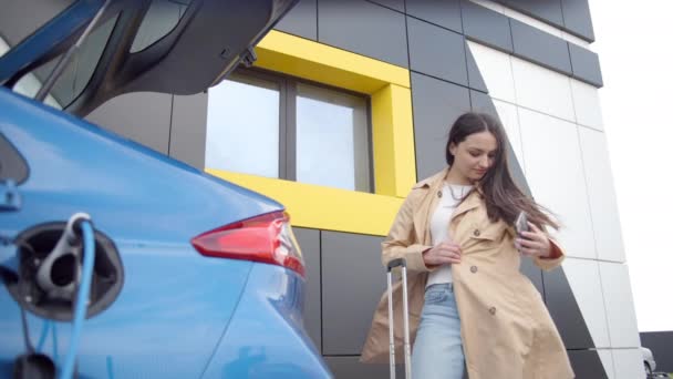 Blanke Vrouw Staat Met Mobiele Telefoon Koffer Buurt Van Auto — Stockvideo