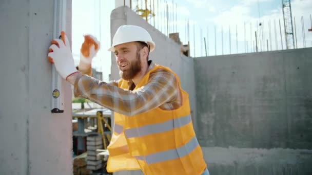 Mladý Dělník Kontroluje Úroveň Stěny Úrovní Lihu Portrét Bělošského Stavebního — Stock video