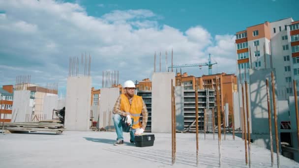 Builder Slapper Sidder Arbejdspladsen Arkitekt Hjelm Med Værktøjskasse Skruetrækker Afslappende – Stock-video