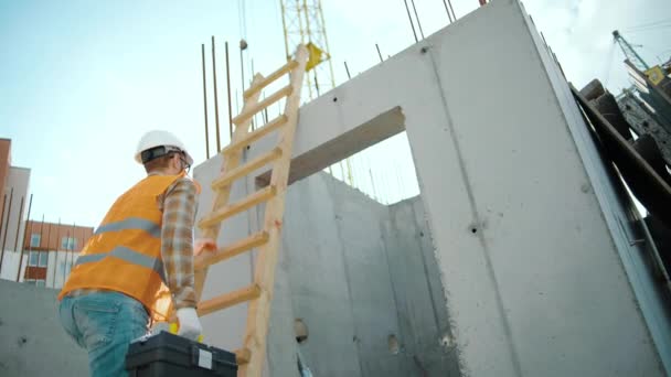 Профессиональный Строитель Поднимается Высокой Деревянной Лестнице Ящиком Инструментов Руке Строительство — стоковое видео