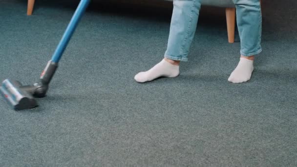 现代公寓内吸尘器吸尘地毯的密闭 年轻妇女要在客厅里保持家里整洁 家庭清洁 家务活的概念 4K镜头 — 图库视频影像