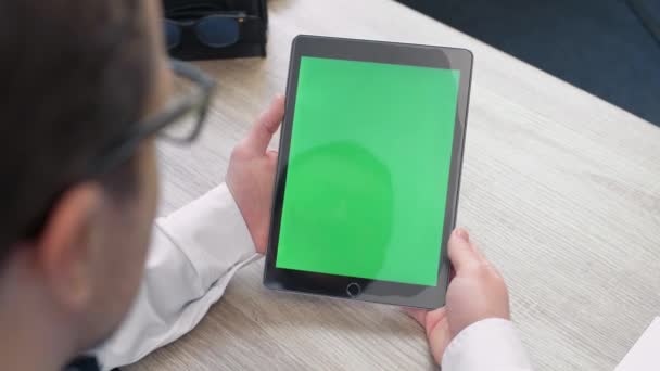 Μεσήλικας Άντρας Που Χρησιμοποιεί Tablet Πράσινη Οθόνη Chroma Key — Αρχείο Βίντεο