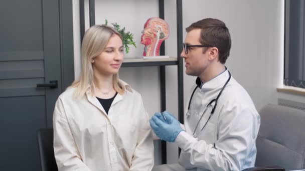 Otolaryngologue Masculin Examine Les Oreilles Patient Masculin Dans Hôpital Moderne — Video