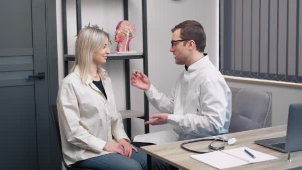 Εμπρόσθια Όψη Γυναίκας Ασθενή Εφοδιασμένη Ακουστικό Βαρηκοΐας Ιατρού — Αρχείο Βίντεο