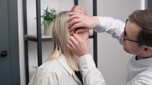 女病人由医生配戴助听器前的近视 — 图库视频影像