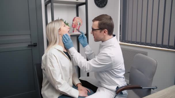 Junger Hno Arzt Weißen Kittel Mit Zungendepressor Untersucht Patientin Rachenraum — Stockvideo