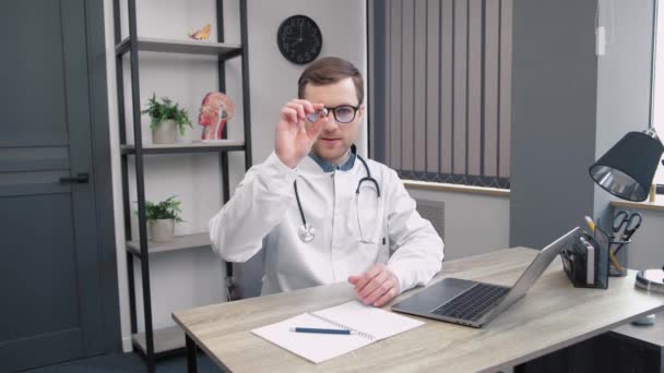 Smilling Ent Médecin Tient Otoscope Dans Les Mains Pour Tester — Video