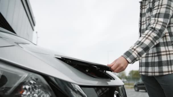 Erkek Eller Açık Havada Elektrikli Bir Arabanın Kapağını Açıyor — Stok video