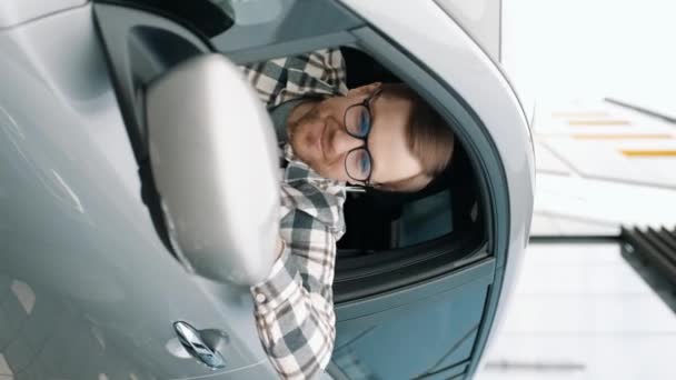 Nauwkeurige Blanke Man Koopt Een Nieuwe Auto Vrolijke Man Neemt — Stockvideo