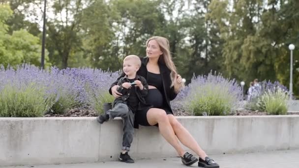 Szczęśliwa Rodzina Młoda Ciężarna Matka Synem Parku Rodzina Spędza Razem — Wideo stockowe