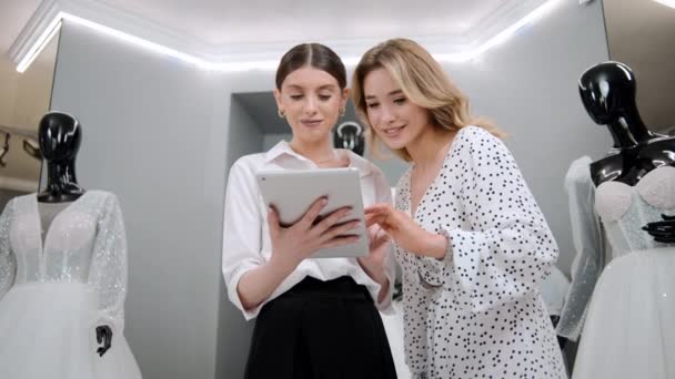 Attractive Bridal Shop Owner Designer Women Tablet Helps Support Customer — Αρχείο Βίντεο
