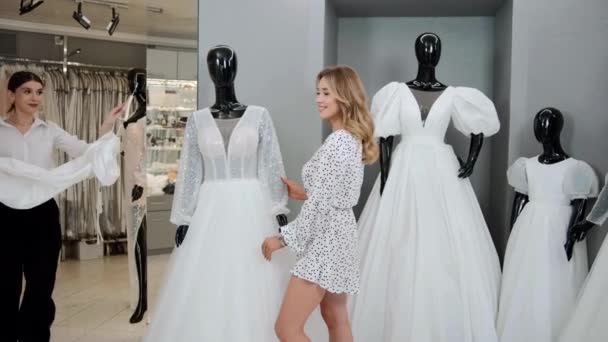 Front View Female Shop Assistant Consulting Young Bride Wedding Shop — Vídeos de Stock
