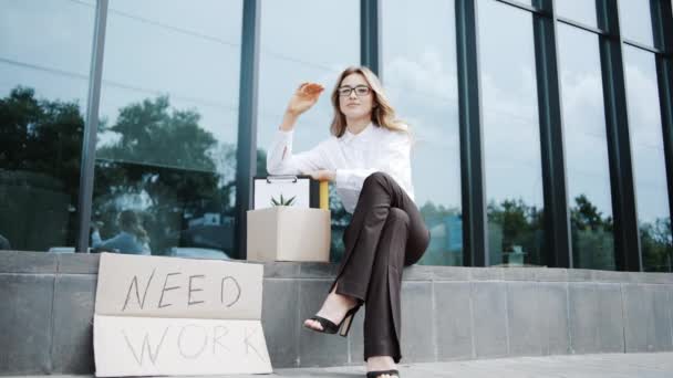 Atraktivní Mladá Žena Skle Sedí Blízkosti Kanceláře Plakátem Potřebují Práci — Stock video