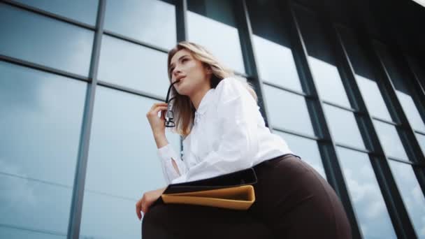 Приваблива Жінка Менеджер Робочими Паперами Впевнена Стильна Бізнес Леді Відпочиває — стокове відео