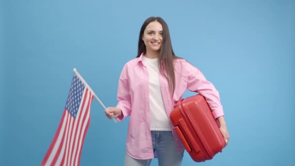 Turis Ceria Dengan Koper Merah Dan Bendera Amerika Sedang Menunggu — Stok Video