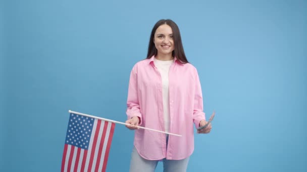 Menina Patriótica Feliz Acenando Bandeira Americana Sorrindo Segurando Doollars Celebrando — Vídeo de Stock