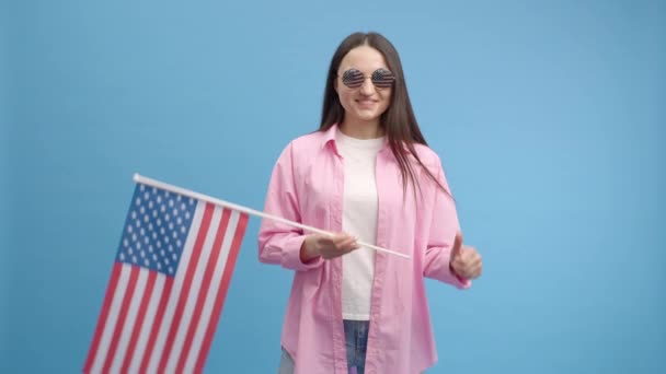 국기와 파란색 배경에 여성은 기쁨을 보여줍니다 — 비디오