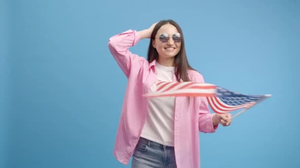 Mujer Caucásica Sonriendo Con Bandera Gafas Americanas Aisladas Sobre Fondo — Vídeo de stock