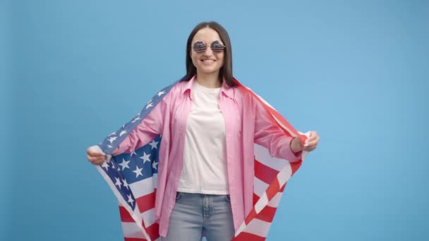 Šťastné Usměvavé Děvče Amerických Brýlích Mávající Balící Americké Vlajce Usa — Stock video