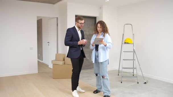 Dekorowanie Mieszkania Girl Holding Tablet Cyfrowy Augmented Reality Interior Design — Wideo stockowe