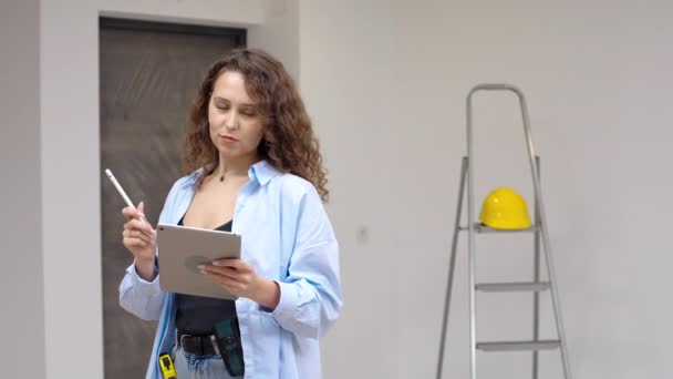 Jonge Vrouw Architect Tekening Tablet Ontwerp Van Nieuw Huis — Stockvideo