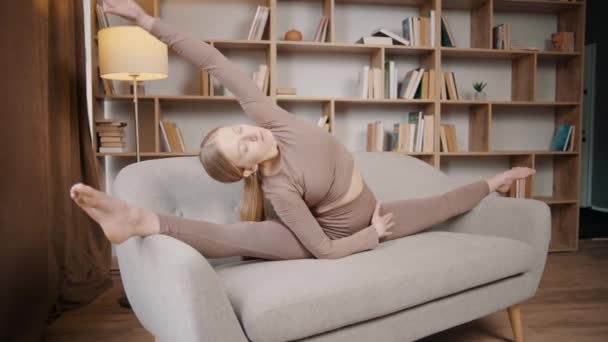 Jong Meisje Doet Yoga Strekt Zich Uit Een Kamer Bed — Stockvideo