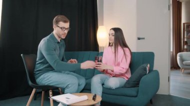 Genç psikolog ya da psikiyatrist ofisteki kadın hastaya antidepresan hapı ve su veriyor. İçerideki kadınlara uyuşturucu veren profesyonel bir adam.