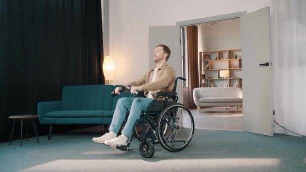Jovem Atraente Sorridente Homem Cadeira Rodas Levantando Halteres Quarto — Vídeo de Stock