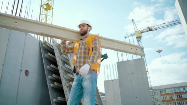 Schiebe Ansicht Des Arbeiters Der Lange Schwere Balken Trägt Hausbau — Stockvideo