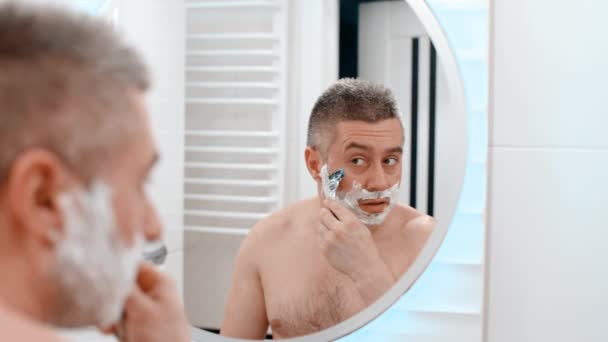 Razor Shaving Man Face Caucasian Man Shaving Face Shaver Cut — Stock Video