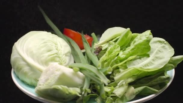 Färsk Grönsakssallad Från Gurka Tomat Spenat Kål Sallad Och Lök — Stockvideo