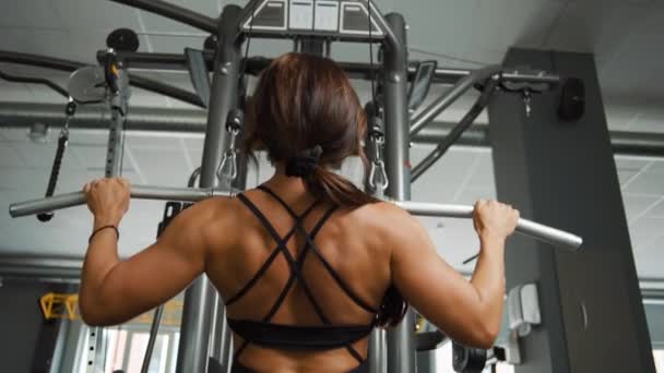 Schöne Sportliche Junge Frau Trainiert Rückenmuskulatur Fitnessstudio — Stockvideo