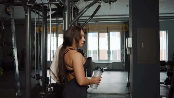 Spor Kıyafetli Yorgun Bir Kadının Portresi Spor Salonunda Spor Şişesiyle — Stok video