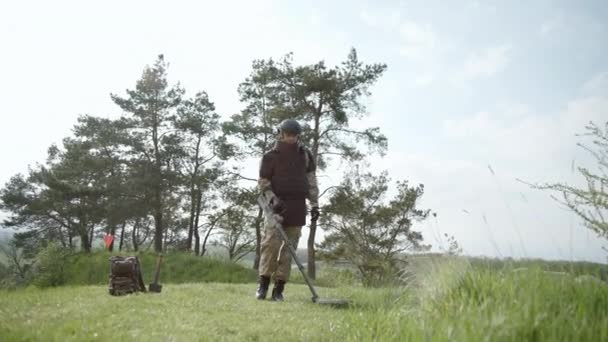 Армейский Солдат Снимает Мины Сапер Осмотром Территории Тральщик Использует Минный — стоковое видео