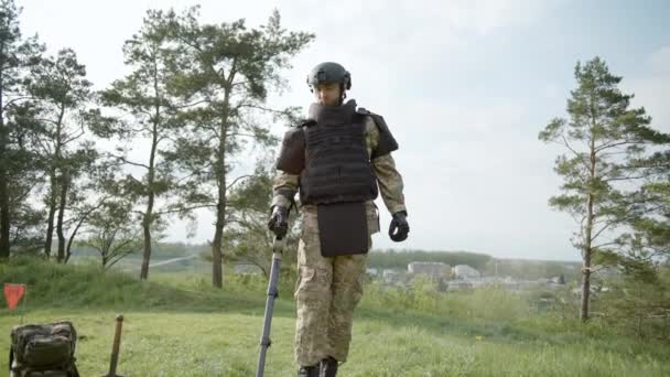 Mitt Tillstånd Militärtjänst Soldat Med Mindetektor Neutraliserande Minor Desarmerar Gruva — Stockvideo